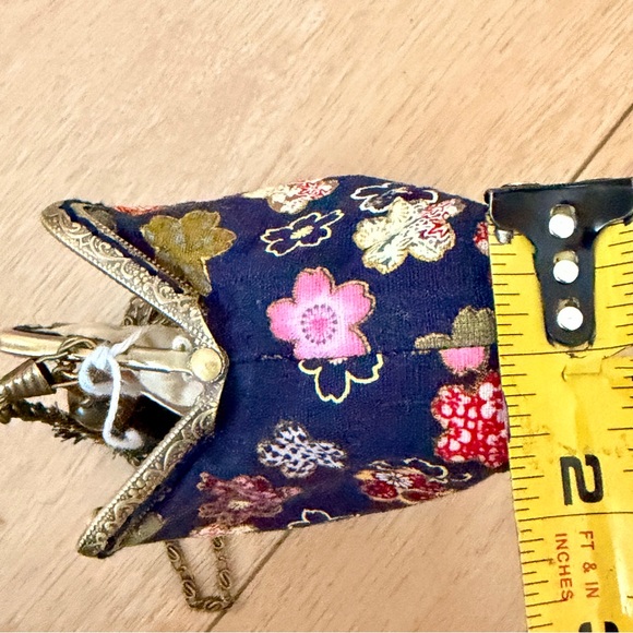 NWT handmade Floral Embroidered purse w/ bronze kiss lock frame and chain strap